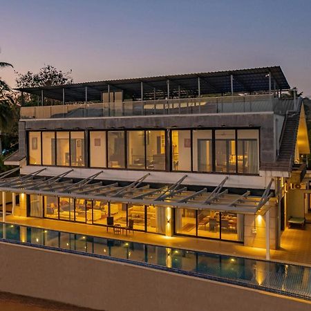 Oceanic Sunsets With River View, Comp Breakfast & Infinity Pool At Stayvista Verem Eksteriør bilde