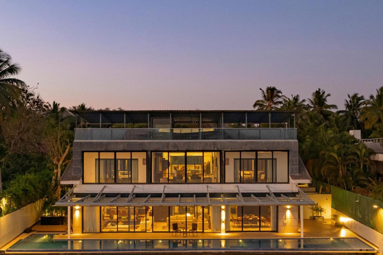 Oceanic Sunsets With River View, Comp Breakfast & Infinity Pool At Stayvista Verem Eksteriør bilde